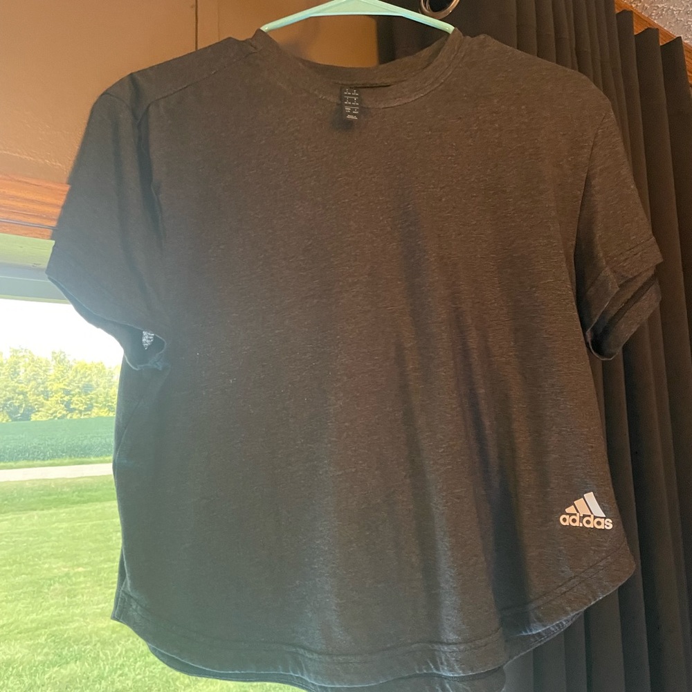 Adidas crop top flowy shirt